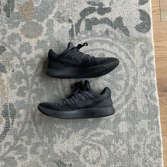 Nike LunarEpic Low Flyknit 2 Shoes - Picture 2 of 7